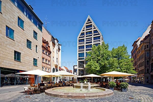 Knoepflesbrunnen, outdoor seating with parasols