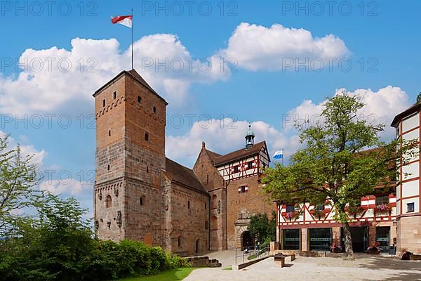 Outer castle courtyard from the left, Heidenturm