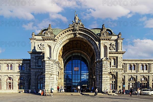 Main portal, main station