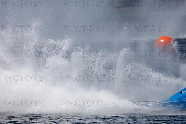 Spray of water from a race boat, Saint Lawrence River