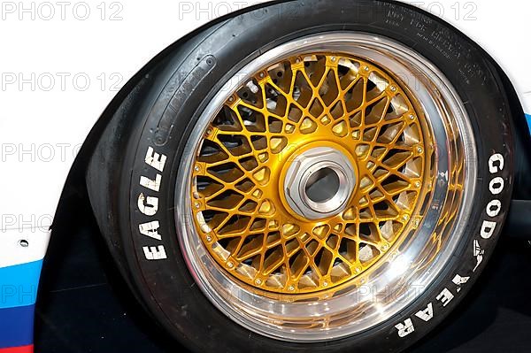 Golden RS rim Spoked rim with central locking with slick racing tyres from BMW 320 BMW Junior Team, racing car group 5 from the 70s from 1977