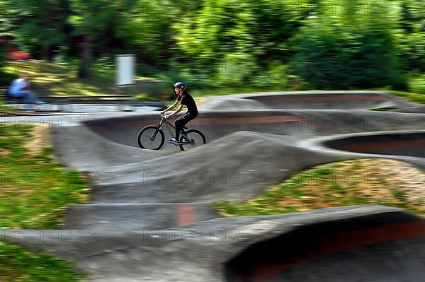 Bikers pulled along, pump and kid track