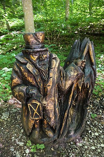 Pfullinger Sagenweg, wooden figure by Billy Troege