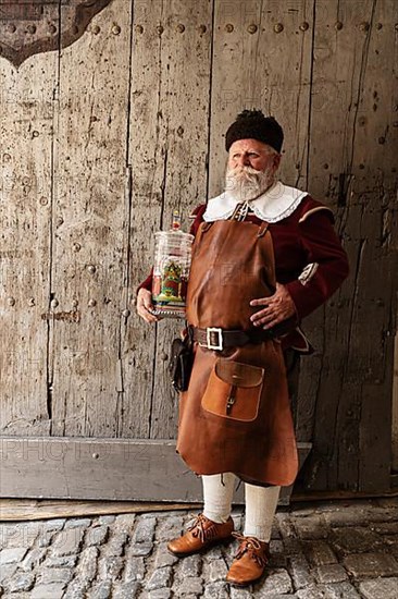 Performer of the cellar master with wine jug, Meistertrunk Schauspiel