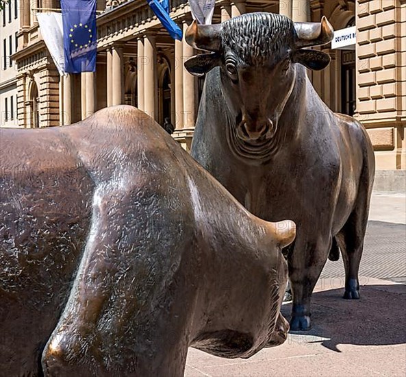 Bull and Bear on the Stock Exchange Square in front of the Frankfurt Stock Exchange, bronze sculptures by Reinhard Dachlauer