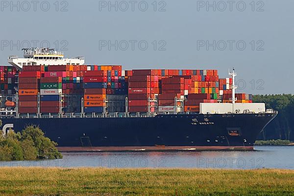 Container ship YM Wreath leaving the port of Hamburg on the Elbe, Wedel