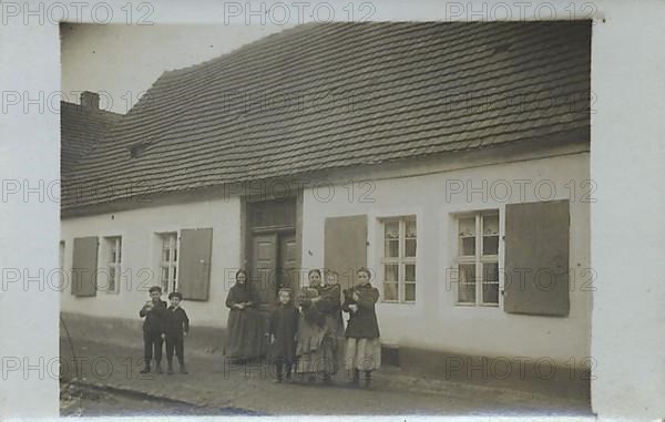 Grossmuehlingen, family standing in front of a house