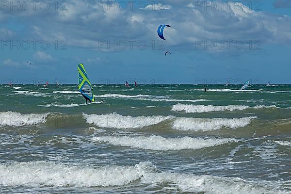 Kitesurfers, windsurfers