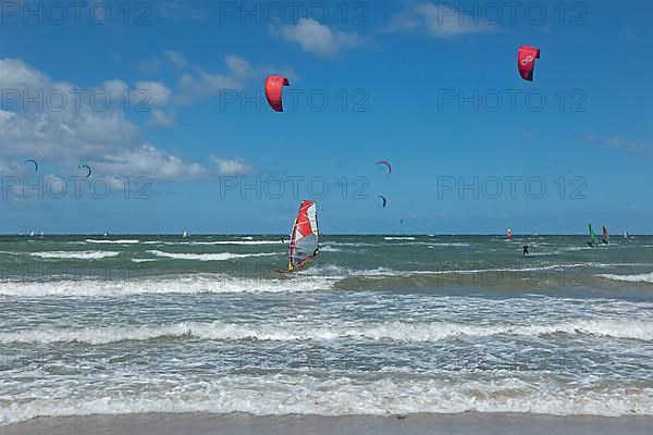 Kitesurfers, windsurfers