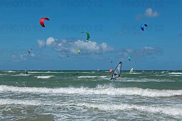 Kitesurfers, windsurfers