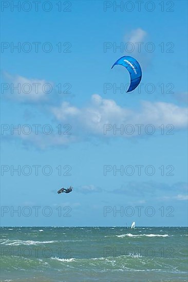 Kitesurfer jumps, Steinwarder peninsula