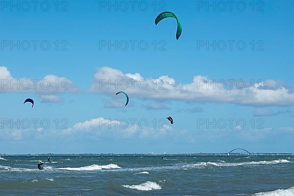 Kitesurfer, Fehmarnsund Bridge