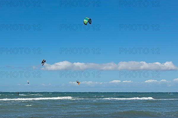 Kitesurfer jumps off Graswarder peninsula, Heiligenhafen