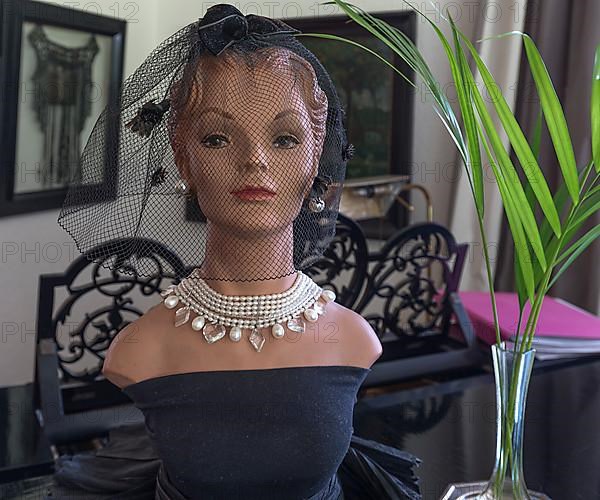 Head of a mannequin with necklace from the 1920s, Bavaria