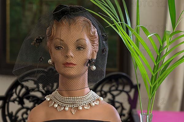 Head of a mannequin with necklace and earrings from the 1920s, Bavaria