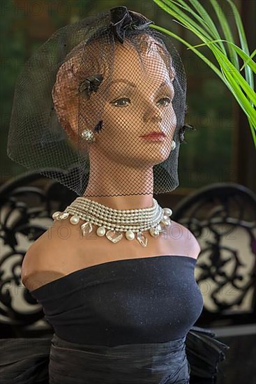 Head of a mannequin with necklace and earrings from the 1920s, Bavaria