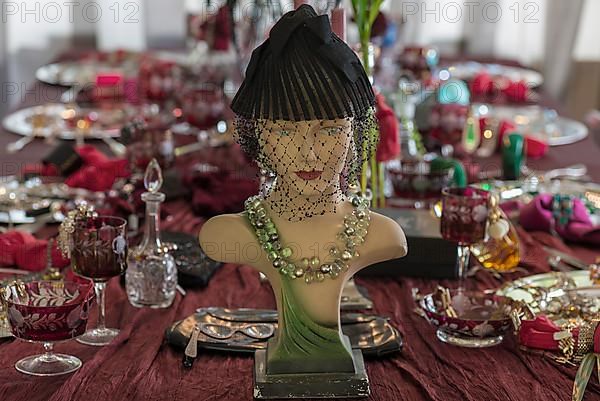 Bust of a mannequin with necklace from the 1920s on a table, decorated with rhinestone jewellery