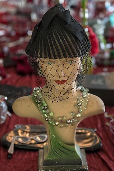 Bust of a mannequin with necklace from the 1920s on a table, decorated with rhinestone jewellery