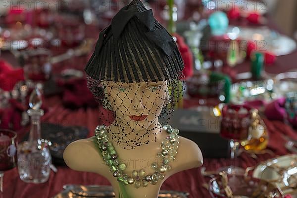 Bust of a mannequin with necklace from the 1920s on a table, decorated with rhinestone jewellery