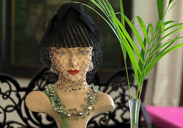 Bust of a mannequin with necklace from the 1920s, Bavaria