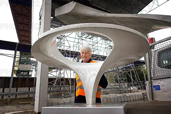 Stuttgart 21, Architect Christoph Ingenhoven with a model of a chalice support for the new Stuttgart railway station. Stuttgart