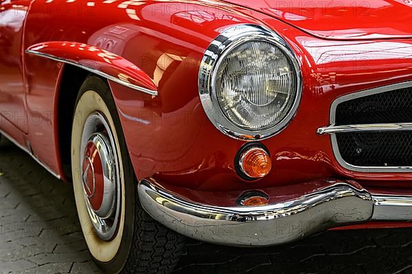 Detail photo of mudguard, round headlights