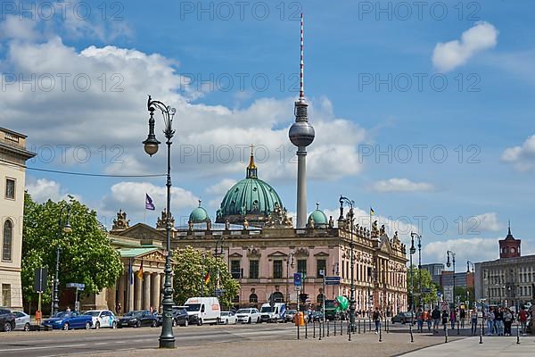 Unter den Linden, on the left the Neue Wache and the German Historical Museum