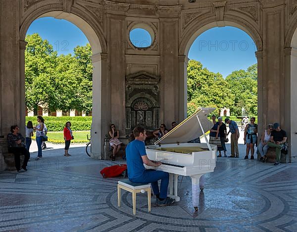 Piano player, Diana Tempel im Hofgarten