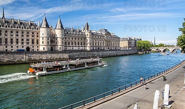 Conciergerie on the Ile de la Cite on the Seine with excursion boat, Paris