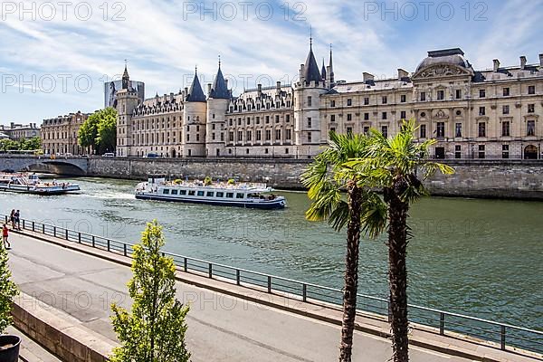 Conciergerie on the Ile de la Cite on the Seine with excursion boat, Paris