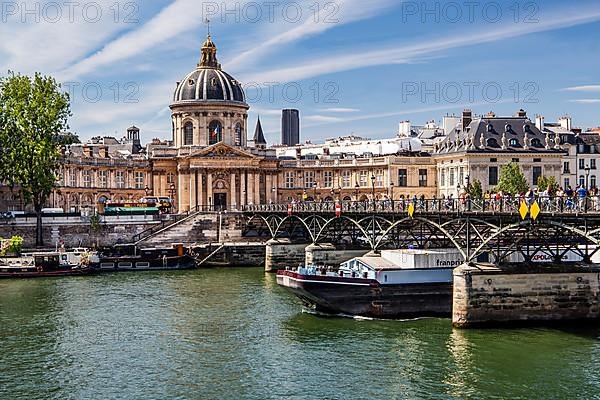 Institut de France Cultural Centre with the Pont des Arts on the Seine, Paris