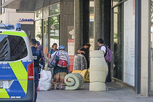 Police clear homeless people's sleeping camps, Schillerstrasse