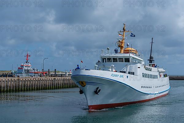 Arrival of an excursion ship in the outer harbour, sea rescue cruiser