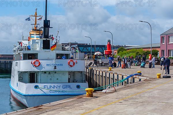 Arrival of an excursion ship in the outer harbour, passengers