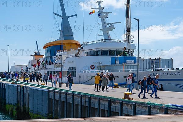 Arrival of an excursion ship in the outer harbour, passengers