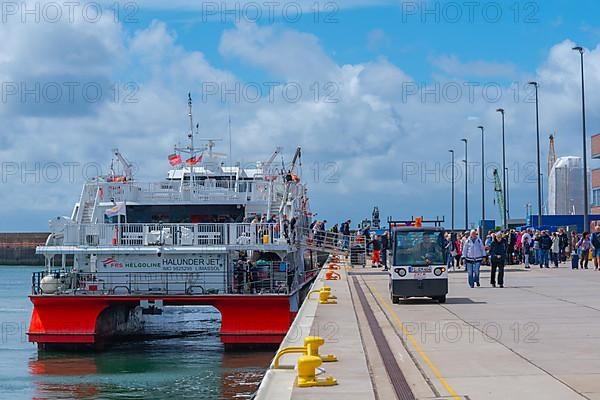 Arrival of the excursion ship in the outer harbour, catamaran Halunder Jet