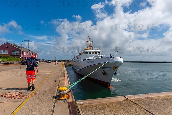 Incoming excursion ship being lashed to the bollard, Outer Harbour