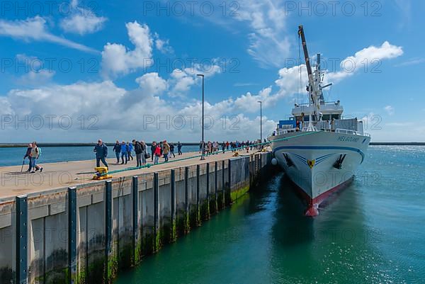 Arrival of an excursion ship in the outer harbour, passengers