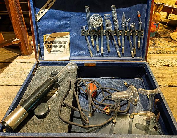 Doctor's case with apparatus for a Rembrandt radiation treatment, antique high-frequency apparatus