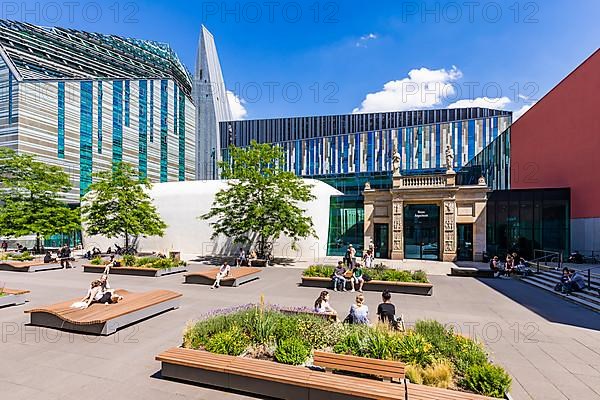 Students in front of Paulinum and Neues Augusteum on the university campus, University