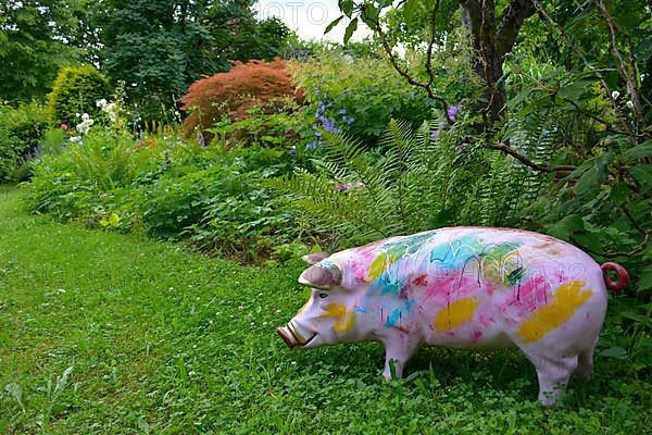 Garden Figurine : Pig in the Garden