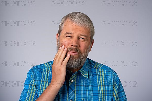 Man 55 years with toothache