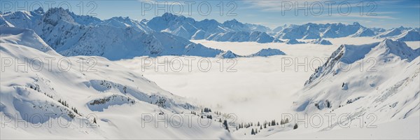 Panorama from the Zeigersattel to the cloudy Seealpsee