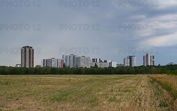 View from the south across the city boundary to Gropiusstadt