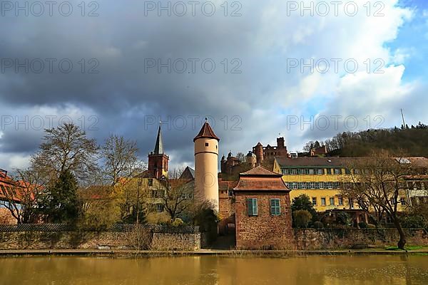 The Kittsteintor in Wertheim stands directly on the Tauber River. Wertheim