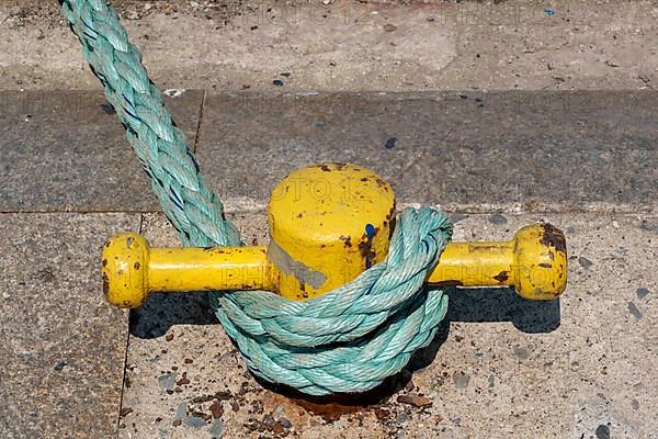 A boat tied with robe to bollard