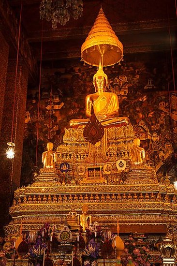 Sitting Buddha Gold Statue in Buddhist Temple. Wat Pho