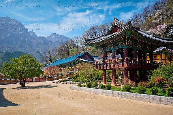 Sinheungsa Buddhist temple in Seoraksan National Park