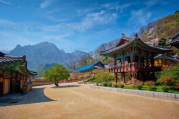 Sinheungsa Buddhist temple in Seoraksan National Park