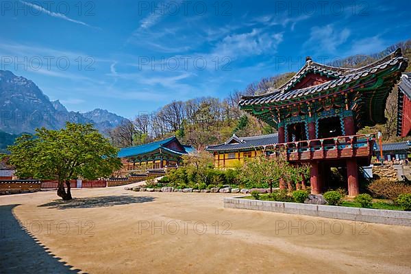 Sinheungsa Buddhist temple in Seoraksan National Park